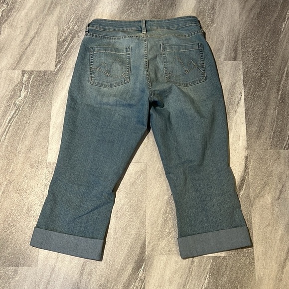 NY&Co light wash Soho Curvy Skinny Crop size 6 no holes cuffed at shin capri - Picture 6 of 6